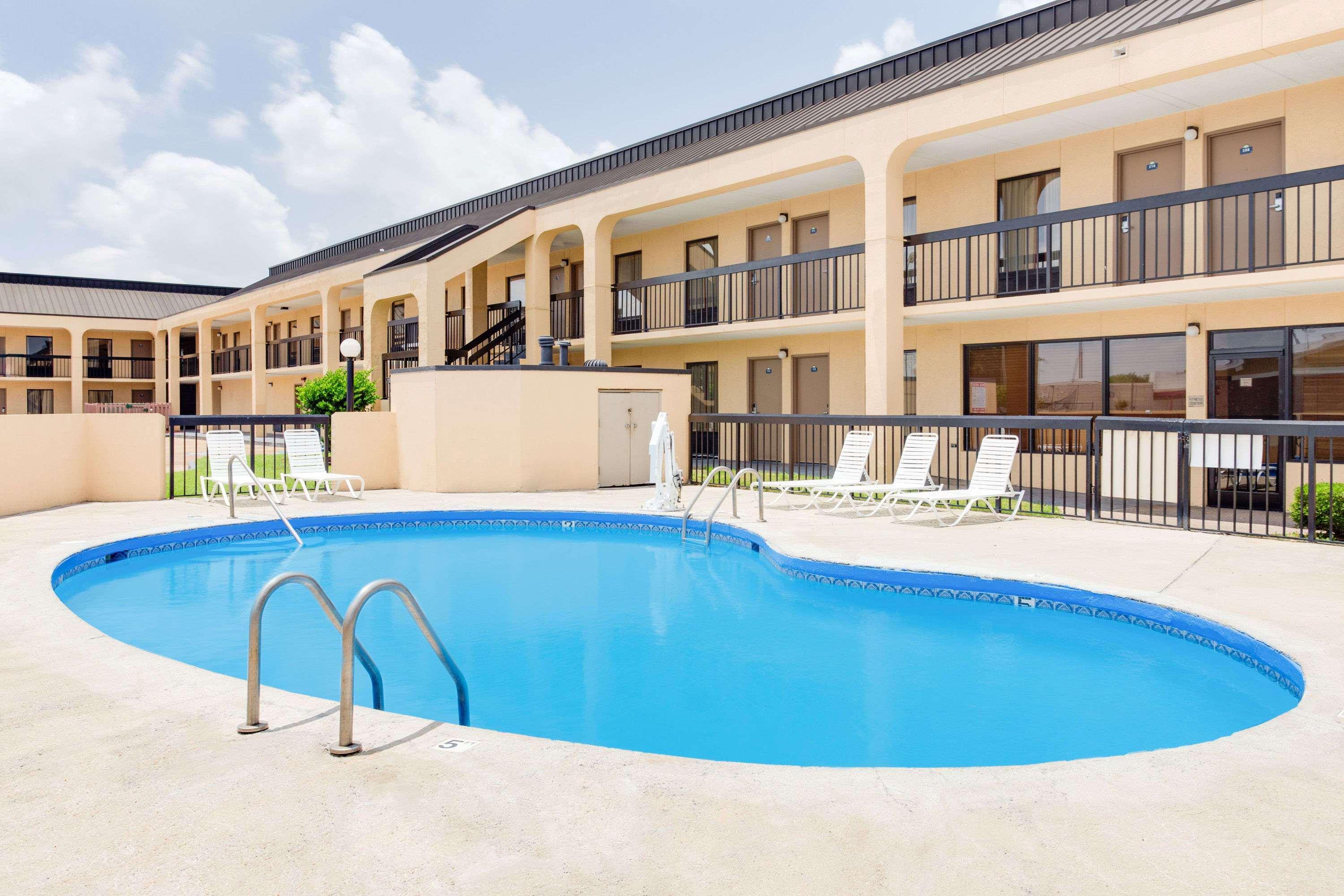 Days Inn By Wyndham Greenville Ms Exterior photo