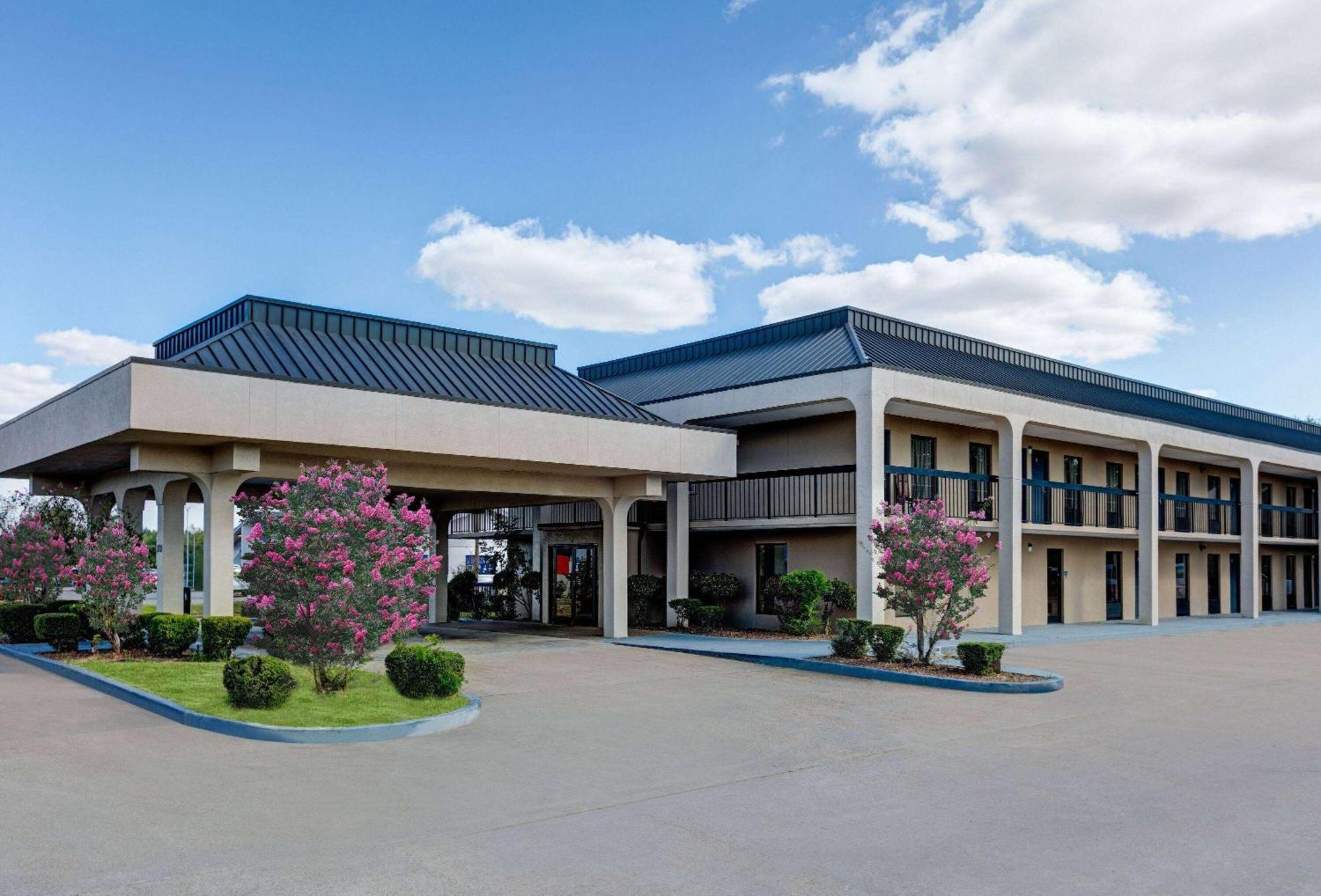 Days Inn By Wyndham Greenville Ms Exterior photo